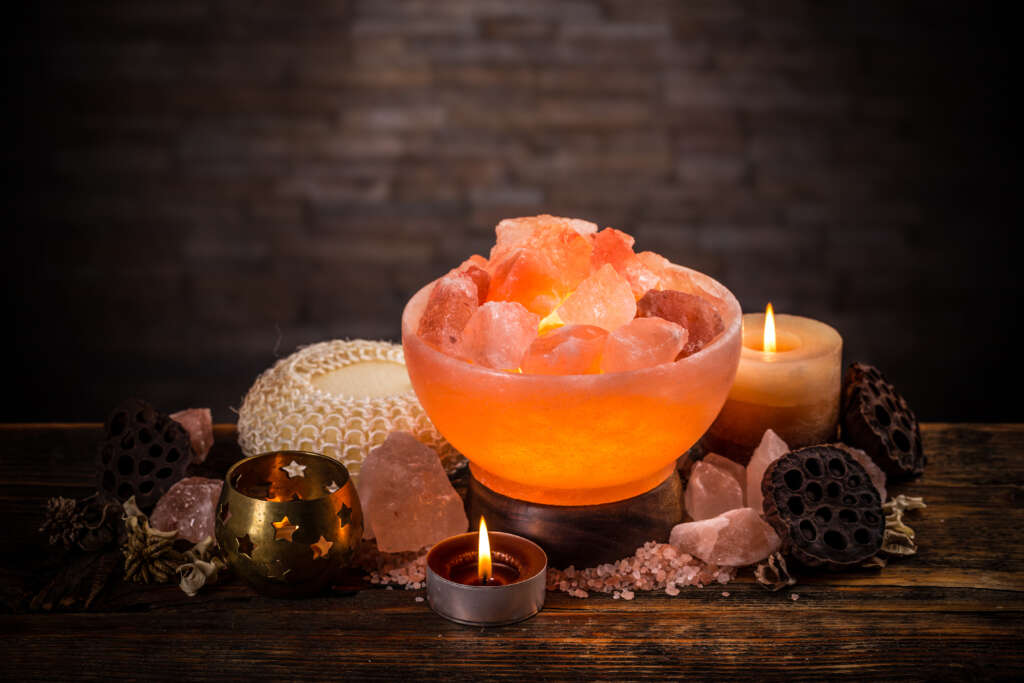 Salt,Lamps,Of,Pink,Himalayan,Salt,On,Vintage,Wooden,Background